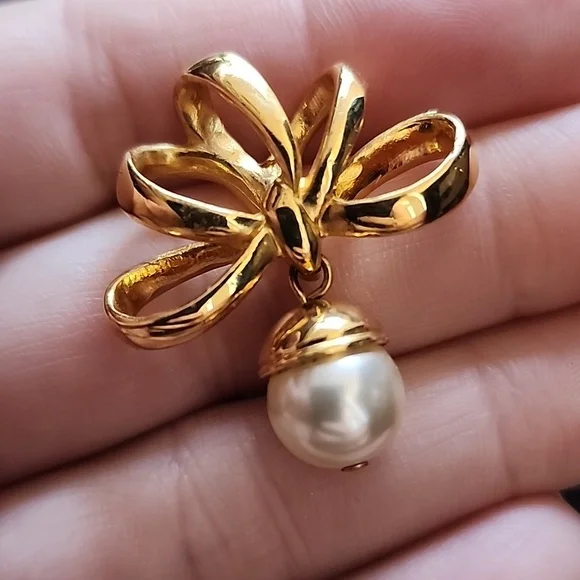Nolan Miller Gold Bow Pearl Pendant - Picture 4 of 7
